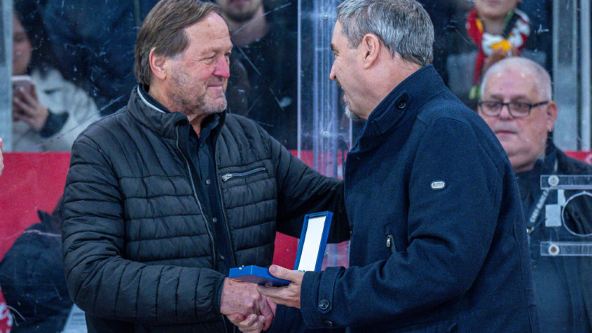 Ministerpräsident Dr. Markus Söder (rechts) verleiht den Bayerischen Verdienstordens an Erich Kühnhackl (links).