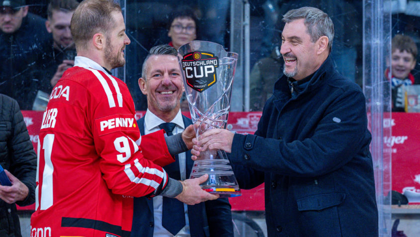 Beim Eishockey Deutschland Cup 2025 überreicht Ministerpräsident Dr. Markus Söder die Trophäe an das deutsche Eishockey-Nationalteam.