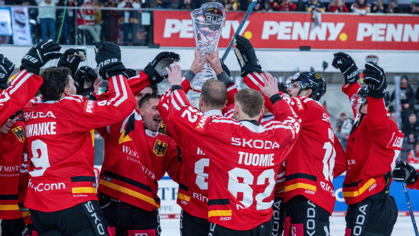 Ministerpräsident Dr. Markus Söder: "Was für ein Eishockey-Wochenende in Landshut! Deutschland gewinnt den Deutschland Cup – ein großartiger Erfolg für unsere Nationalmannschaft in einem packenden Spiel gegen die Slowakei! Herzlichen Glückwunsch an das ganze Team!"