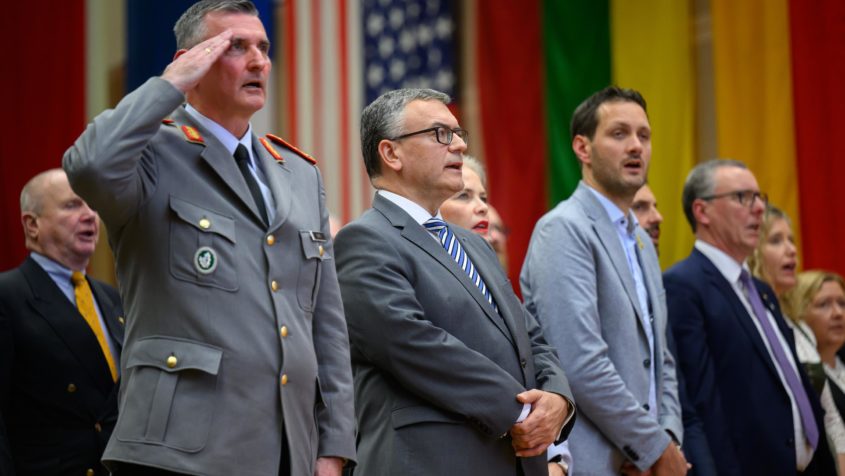 Staatsminister Dr. Florian Herrmann während des Festaktes zum 70. Gründungstag der Bundeswehr in Veitshöchheim.
