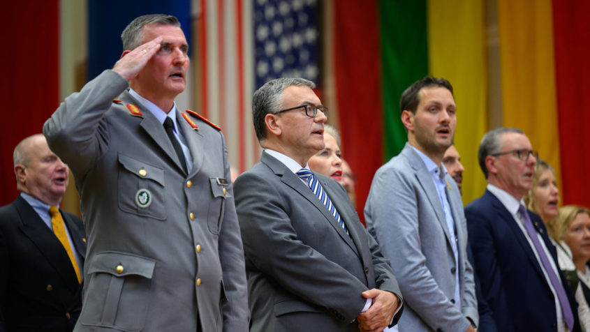 Staatsminister Dr. Florian Herrmann während des Festaktes zum 70. Gründungstag der Bundeswehr in Veitshöchheim.