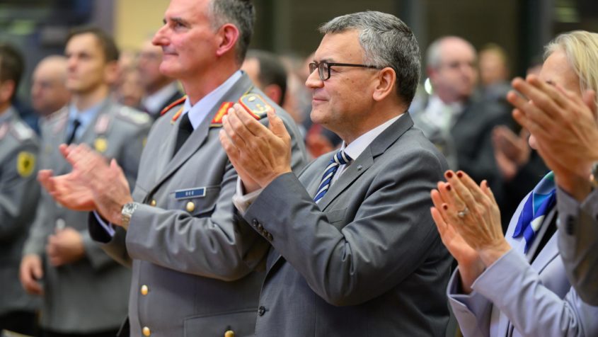 Staatsminister Dr. Florian Herrmann: "Bayern ist und bleibt ein verlässlicher Partner der Truppe und steht fest an der Seite der Bundeswehr. Allen Soldatinnen und Soldaten herzlichen Dank für Ihren Einsatz, Gottes Segen und alles Soldatenglück."