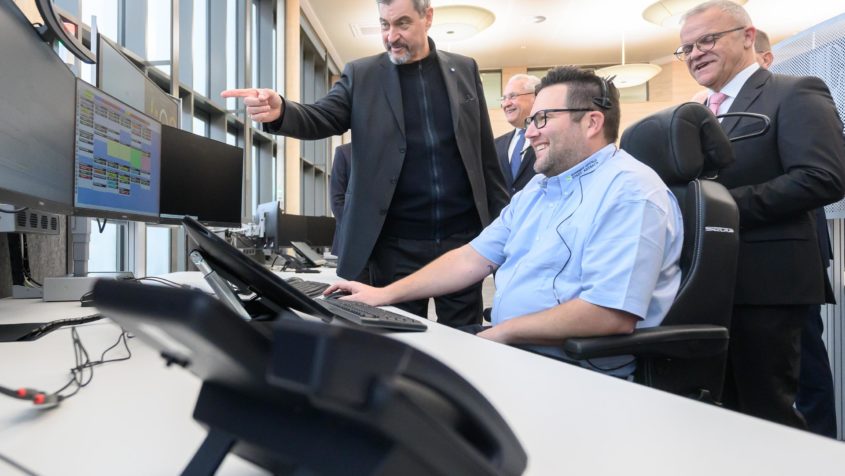 Bei seinem Besuch besichtigt Ministerpräsident Dr. Markus Söder den Einsatzraum und informiert sich über die neue Integrierte Leitstelle in Ansbach.