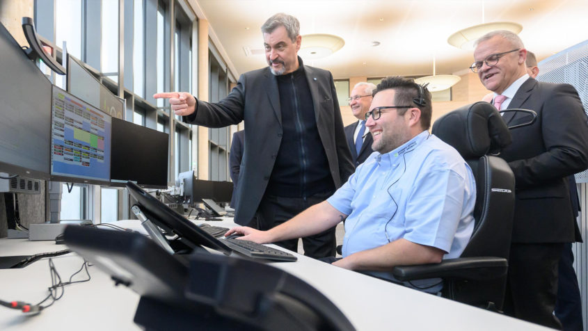 Bei seinem Besuch besichtigt Ministerpräsident Dr. Markus Söder ...