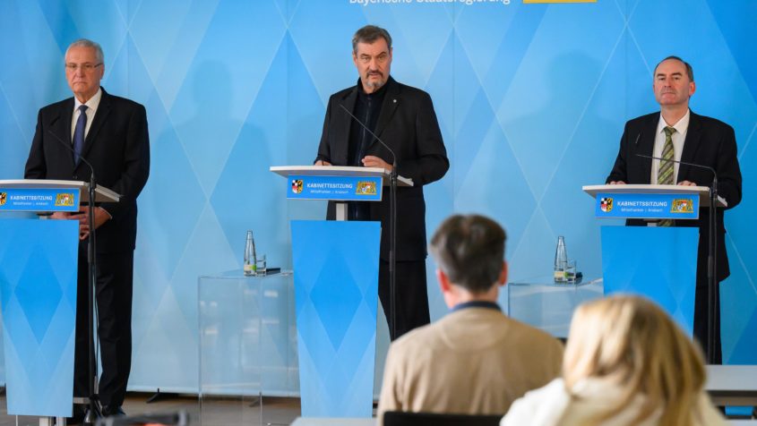 Über die wesentlichen Ergebnisse der Kabinettssitzung informieren Innenminister Joachim Herrmann, Ministerpräsident Dr. Markus Söder und Wirtschaftsminister Hubert Aiwanger (v.l.n.r.) in einer Pressekonferenz im Grünen Saal der Orangerie Ansbach.