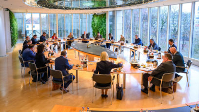 Die Kabinettssitzung findet im Ministerratssaal der Bayerischen Staatskanzlei statt.