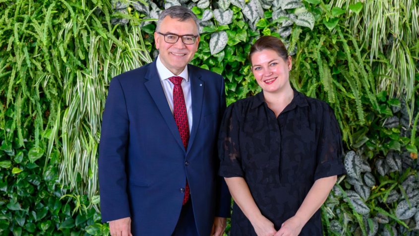 Staatsminister Dr. Florian Herrmann (links) und die norwegische Ministerin für Handel und Industrie, Cecilie Myrseth (rechts), im Ministerratssaal der Staatskanzlei.