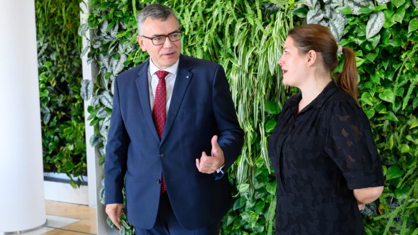 Staatsminister Dr. Florian Herrmann (links) im Gespräch mit ...