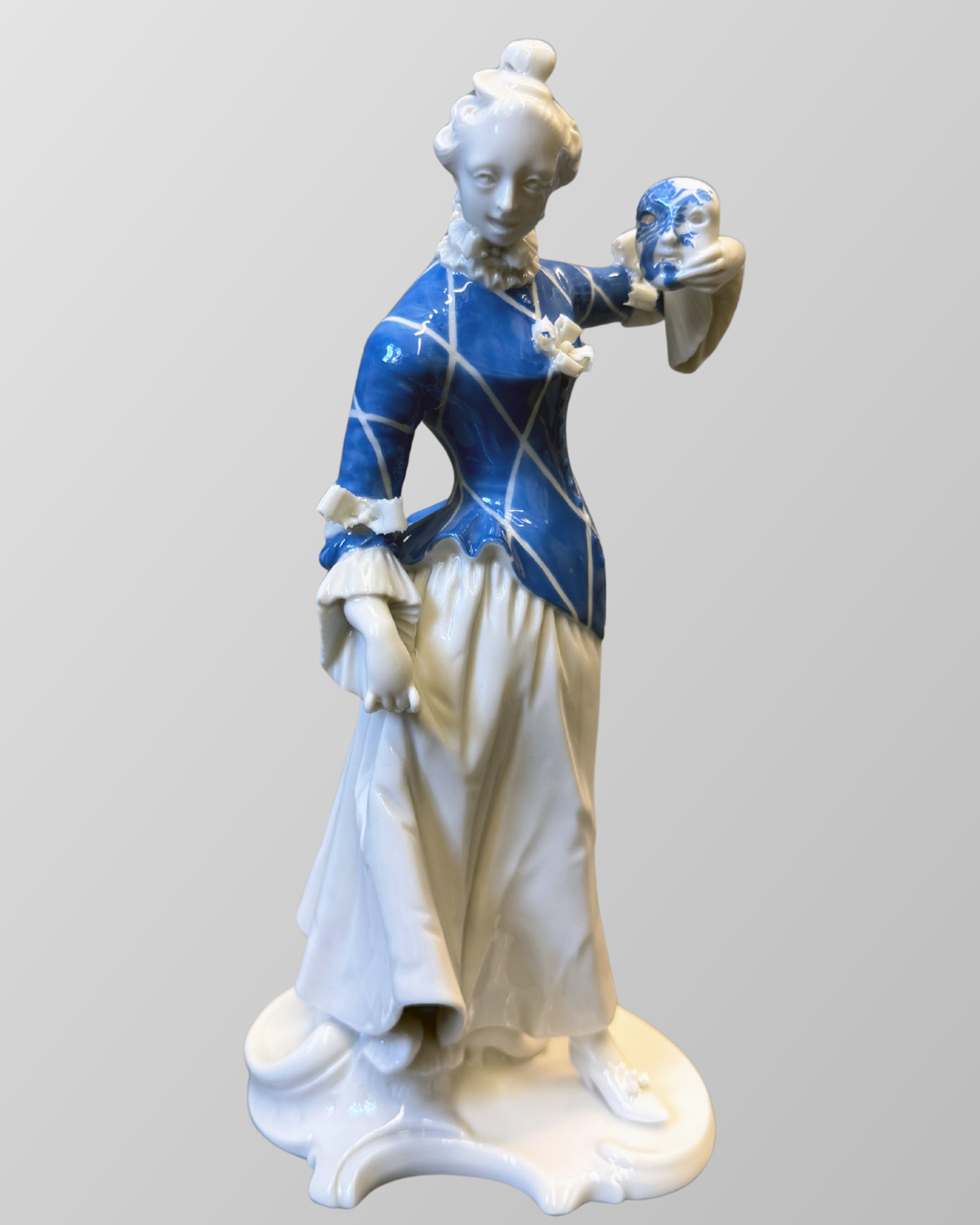 Preisfigur und -symbol für den Bayerischen Kunstpreis ist die Zerbinetta, eine Figur aus der Commedia dell’Arte, die für Eleganz, Humor und Unabhängigkeit steht.