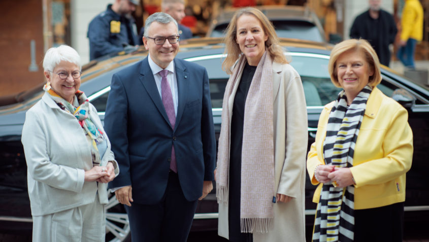 Eröffnung der 15. Deutsch-Deutschen Filmtage in Hof (v.l.n.r.): Bundesministerin a.D. Gerda Hasselfeldt, Film- und Medienminister Dr. Florian Herrmann, die Oberbürgermeisterin der Stadt Hof, Eva Döhla und die zweite Bürgermeisterin der Stadt Hof, Angela Bier. © Andreas Rau