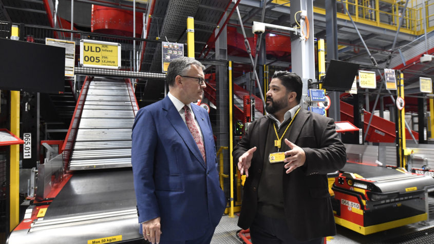 Staatskanzleiminister Dr. Florian Herrmann (links) im Gespräch ...