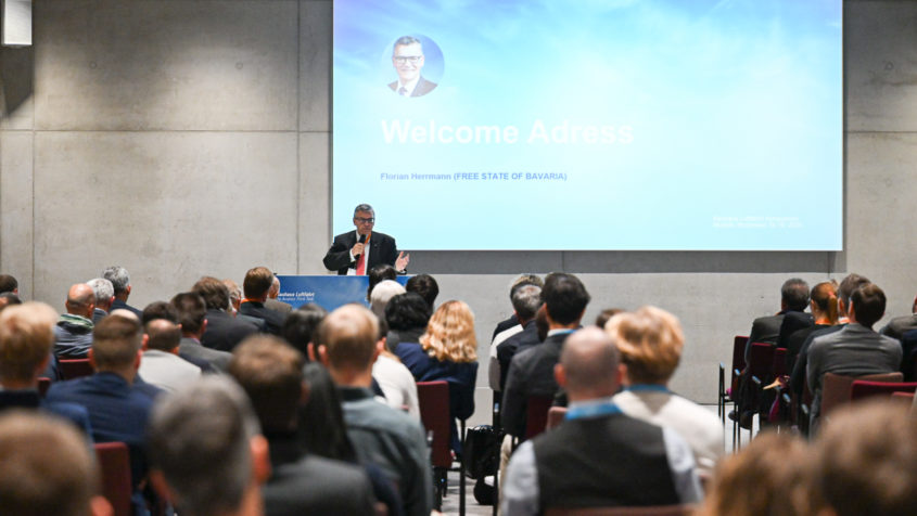 Staatsminister Dr. Florian Herrmann hält eine Rede. © Bauhaus ...