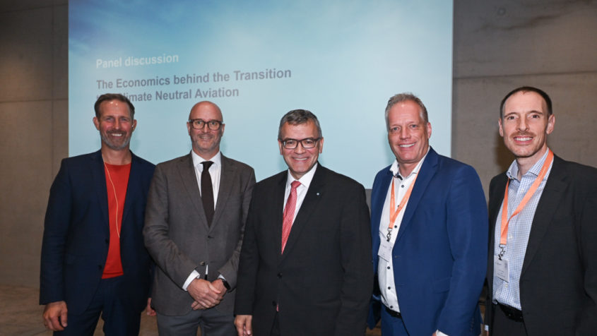 Gruppenbild auf dem Bauhaus Luftfahrt Symposium (v.l.n.r.): Prof. Dr. Mirko Hornung (Executive Director Research and Technology der Bauhaus Luftfahrt e.V.), Andreas Hermann (Senior Vice President Sustainability Roadmap and Business Integration bei Airbus), Staatsminister Dr. Florian Herrmann, Lars Kröplin (Head of Corporate Responsibility Strategy Customer & Commercial bei der Lufthansa Group) und Prof. Dr. Thomas Conlon (Professor of Finance at the University College Dublin, School of Business). © Bauhaus Luftfahrt e.V.