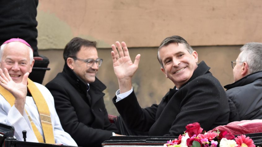 Europaminister Eric Beißwenger in einer Kutsche.