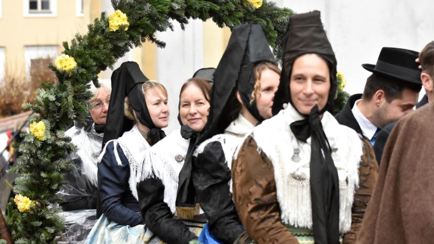 Inchenhofener Frauen in Altaichacher Tracht während des Leonhardiritts. ...