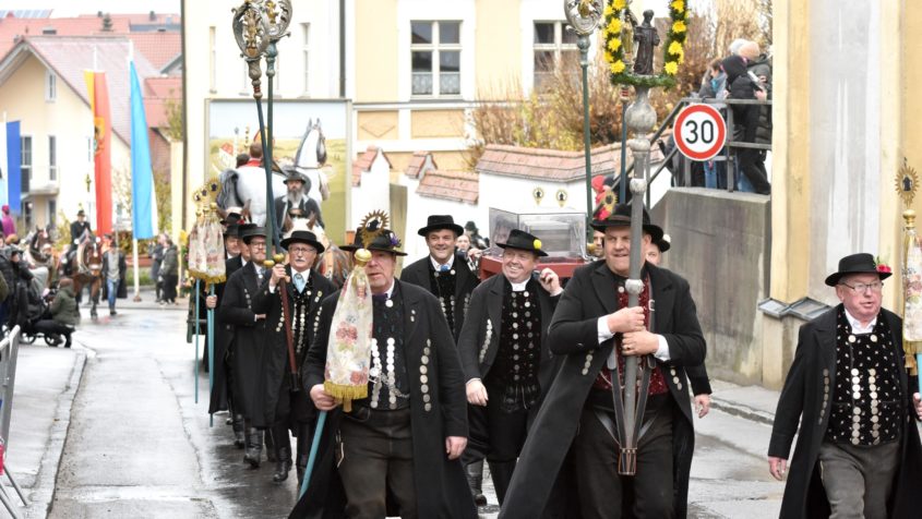 Beim Leonhardiritt in Inchenhofen nehmen etwa 200 Pferde, mehrere ...