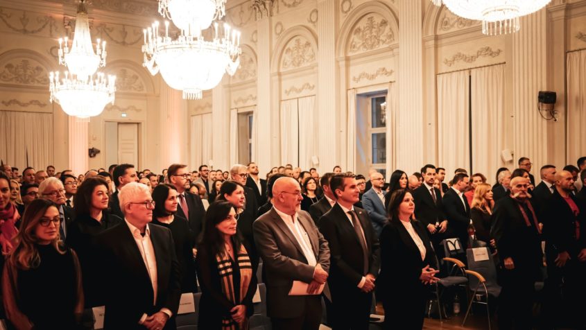 Zahlreiche Gäste sind zum Empfang anlässlich des Nationalfeiertags ...