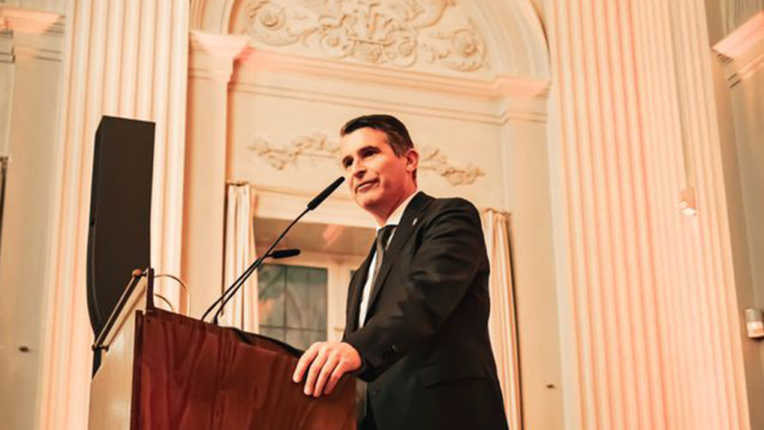 Europaminister Eric Beißwenger hält eine Rede. Bild: Generalkonsulat ...