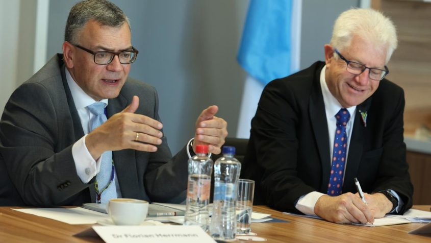 Staatsminister Dr. Florian Herrmann (links) während eines bilateralen Gesprächs mit Westkaps Premierminister Alan Winde (rechts). © Western Cape Government