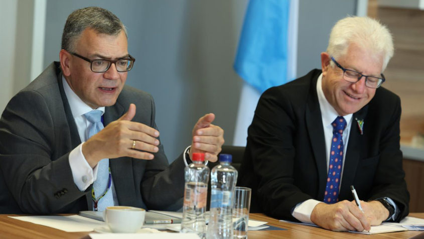 Staatsminister Dr. Florian Herrmann (links) während eines bilateralen ...