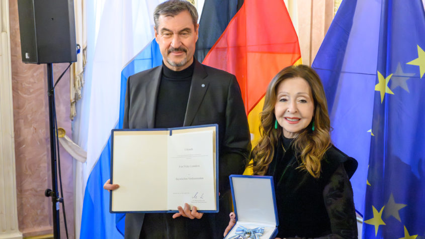 Ministerpr%C3%A4sident+Dr.+Markus+S%C3%B6der+zeichnet+Vicky+Leandros+mit+dem+Bayerischen+Verdienstorden+aus.