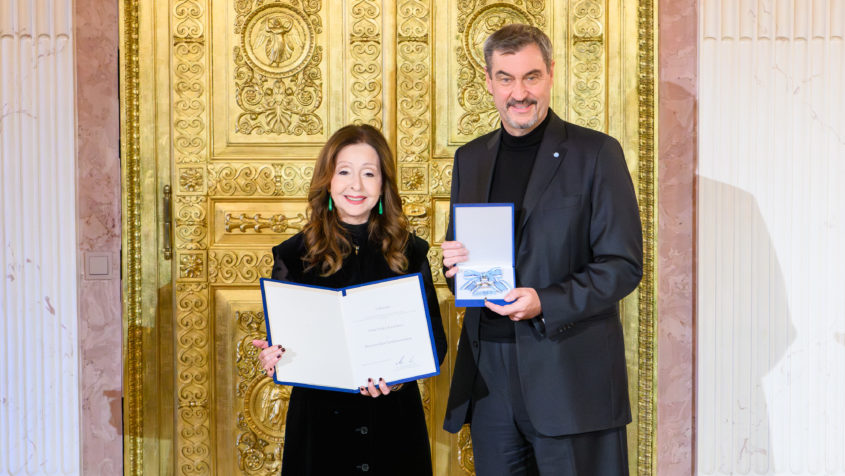 Ministerpräsident Dr. Markus Söder zeichnet Vicky Leandros ...