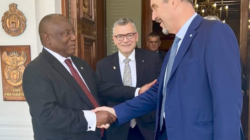 Der südafrikanische Präsident Cyril Ramaphosa, Staatsminister Dr. Florian Herrmann und Ministerpräsident Dr. Markus Söder (v.l.n.r.).