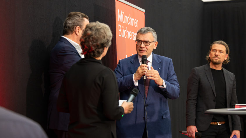 Film- und Medienminister Dr. Florian Herrmann bei der Eröffnung der 66. Münchner Bücherschau im Haus der Kunst in München. © MCK/MBS