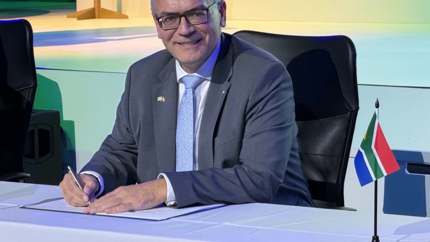 Staatsminister Dr. Florian Herrmann unterzeichnet die Abschlusserklärung des Regional Leaders Summit in Kapstadt.