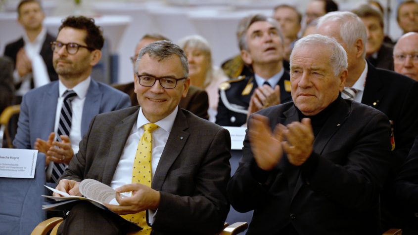 Staatsminister Dr. Florian Herrmann bei der Verleihung des Nachwuchspreis ...