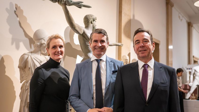 Marika Gibson-Fontin, Europaminister Eric Beißwenger und der schwedische Honorarkonsul Dr. Mathias Fontin (v.l.n.r.) beim Lucia-Empfang.