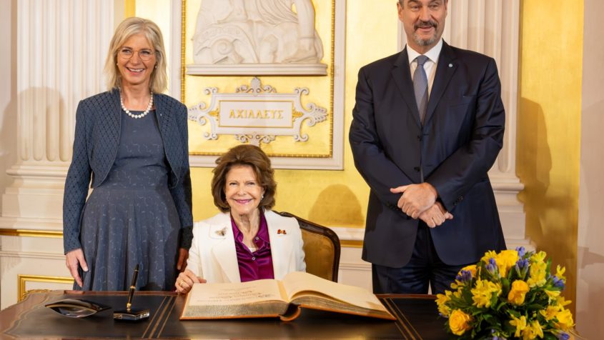 Ihre Majest&auml;t K&ouml;nigin Silvia von Schweden tr&auml;gt sich in das G&auml;stebuch der Bayerischen Staatsregierung ein.