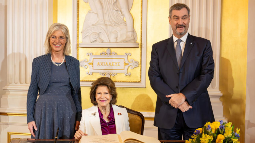 Ihre Majestät Königin Silvia von Schweden trägt sich in das ...