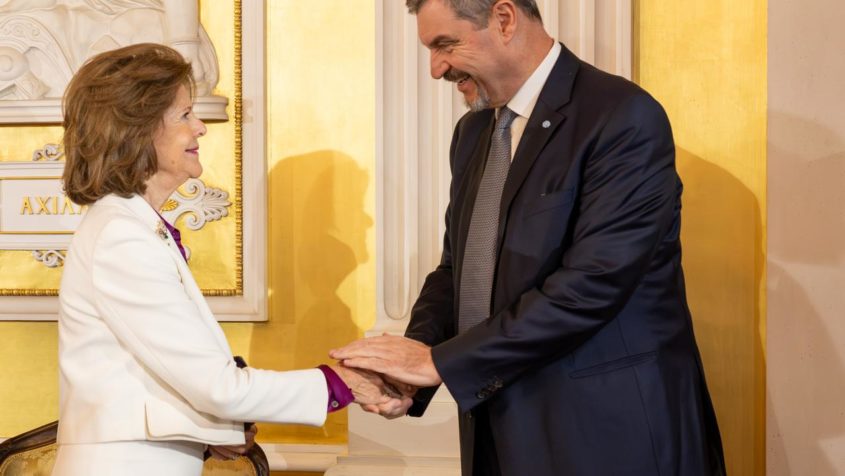 Ministerpr&auml;sident Dr. Markus S&ouml;der: "Gro&szlig;e Auszeichnung f&uuml;r eine Ikone mit Haltung und Herz: K&ouml;nigin Silvia von Schweden gibt Kindern in schlimmsten Situationen neuen Mut und Hoffnung. Ihre 'World Childhood Foundation' hat das Thema sexualisierte Gewalt und Misshandlung gegen Kinder auf die Weltb&uuml;hne gebracht. Auch in M&uuml;nchen und ab morgen neu in W&uuml;rzburg gibt es Schutzh&auml;user zum Helfen, Begleiten und Heilen."