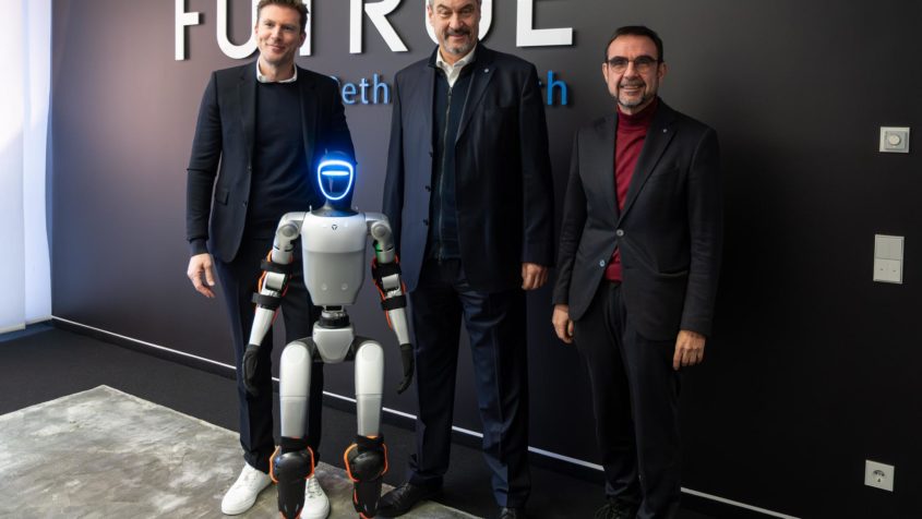 Besuch bei FUTRUE Neurosciences in Gr&auml;felfing (v.l.n.r.): Der Gr&uuml;nder und CEO der FUTRUE GmbH, Dr. Clemens Fischer, begr&uuml;&szlig;t Ministerpr&auml;sident Dr. Markus S&ouml;der und MdL Klaus Holetschek.