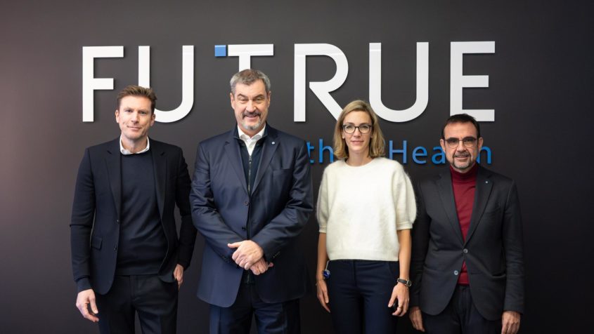 Der Gr&uuml;nder und CEO der FUTRUE GmbH, Dr. Clemens Fischer, Ministerpr&auml;sident Dr. Markus S&ouml;der, die CSO der FUTRUE GmbH, Madlena Hohlefelder, und MdL Klaus Holetschek (v.l.n.r.).