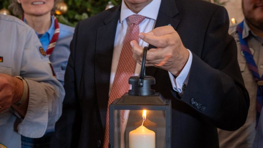 "Das Licht steht f&uuml;r Hoffnung, Vers&ouml;hnung und Verst&auml;ndigung und entz&uuml;ndet eine wichtige Botschaft: die Verbundenheit der Menschen und V&ouml;lker weltweit." - Staatsminister Dr. Florian Herrmann.