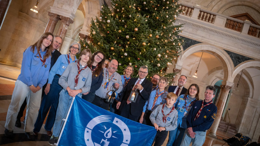 Gruppenbild mit Staatsminister Dr. Florian Herrmann und Pfadfindern im Kuppelsaal der Staatskanzlei.