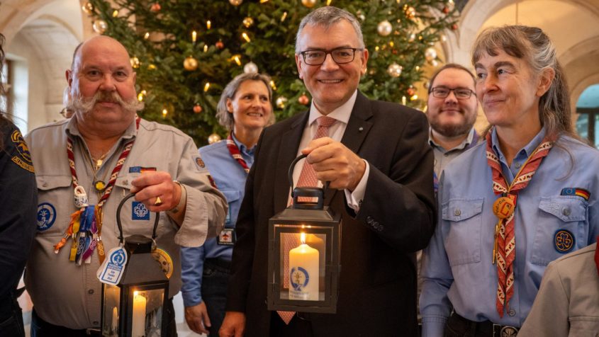 Staatsminister Dr. Florian Herrmann: "Denn Frieden ist nichts Abstraktes, sondern entsteht aus eigenem Denken und Handeln. Mein Dank der AG Friedenslicht M&uuml;nchen, dass sie uns auch in diesem Jahr das Licht gebracht haben - eine tolle Idee!"