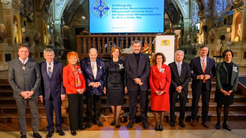 Gruppenbild mit Ministerpräsident Dr. Markus Söder und den ausgezeichneten Persönlichkeiten aus Wissenschaft und Kunst.