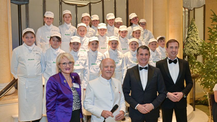 Gruppenbild mit den Europa Minik&ouml;chen, der Gesch&auml;ftsf&uuml;hrerin der &bdquo;Europa Minik&ouml;che gGmbH&ldquo;, Susanne Droux, dem Generalsekret&auml;r des Konsularischen Korps in Bayern und Honorarkonsul der Republik Uganda, Dr. Wolfgang Wiedmann, Europaminister Eric Bei&szlig;wenger und dem Doyen des Konsularischen Korps in Bayern und Generalkonsul von Ungarn, G&aacute;bor Tordai-Lejk&oacute;. Bild: Studio SX HEUSER