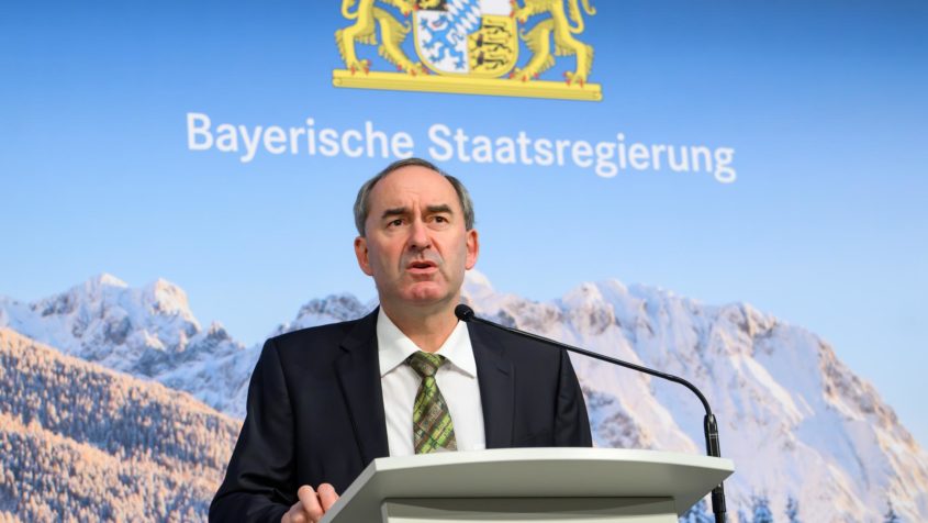 Wirtschaftsminister Hubert Aiwanger während einer Pressekonferenz. ...