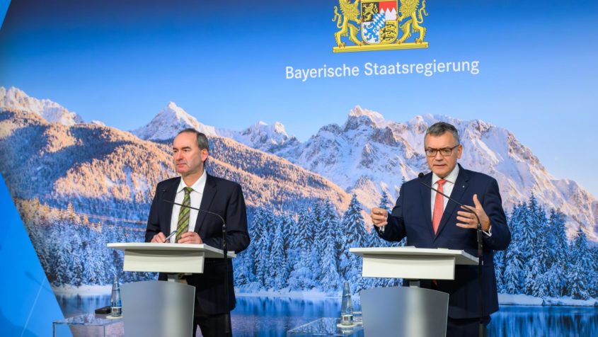 Die Pressekonferenz mit Wirtschaftsminister Hubert Aiwanger ...
