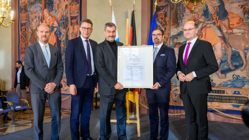 Festakt anlässlich der Übergabe der UNESCO-Welterbe-Urkunde für die Schlösser von König Ludwig II. im Kaisersaal der Münchner Residenz mit dem Vizepräsidenten der Bayerische Verwaltung der staatlichen Schlösser, Gärten und Seen, Jochen Holdmann, Kunstminister Markus Blume, Ministerpräsident Dr. Markus Söder, dem Staatsminister im Auswärtigen Amt, Florian Hahn, und Heimatminister Albert Füracker (v.l.n.r.).
