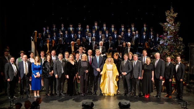 Gruppenbild des Bayerischen Kabinetts mit dem Nürnberger Christkind Nora Falk und Florian Silbereisen.