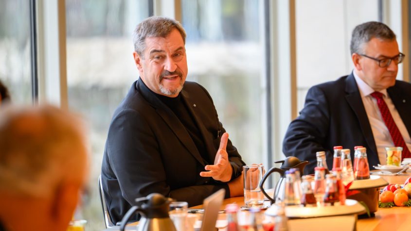 Ministerpr&auml;sident Dr. Markus S&ouml;der leitet die Sitzung des Ministerrates.