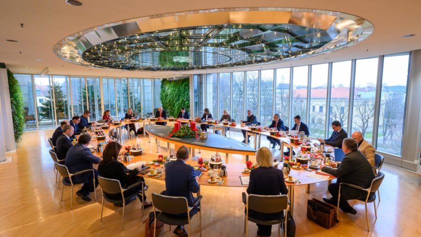 Die Kabinettssitzung findet im Ministerratssaal in der Bayerischen Staatskanzlei statt.