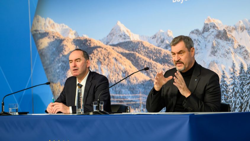 Die Pressekonferenz mit Wirtschaftsminister Hubert Aiwanger und Ministerpr&auml;sident Dr. Markus S&ouml;der findet im Foyer des Prinz-Carl-Palais statt.