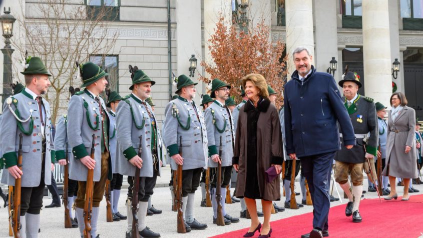 Ministerpr&auml;sident Dr. Markus S&ouml;der und Ihre Majest&auml;t K&ouml;nigin Silvia von Schweden schreiten die Ehrenkompanie Beuerberg-Herrnhausen der Bayerischen Gebirgssch&uuml;tzen ab.