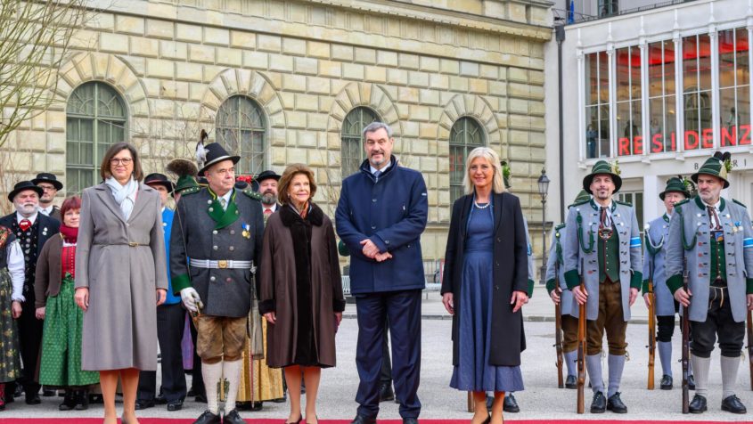 Gruppenbild (v.l.n.r.): Landtagspr&auml;sidentin Ilse Aigner, der Landeshauptmann des Bundes der Bayerischen Gebirgssch&uuml;tzen-Kompanien, Martin Haberfellner, Ihre Majest&auml;t K&ouml;nigin Silvia von Schweden, Ministerpr&auml;sident Dr. Markus S&ouml;der und Sozialministerin Ulrike Scharf.
